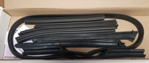 62 63 64 65 B-Body Convertible Header Seal and Roof Rail Seals RR4500E